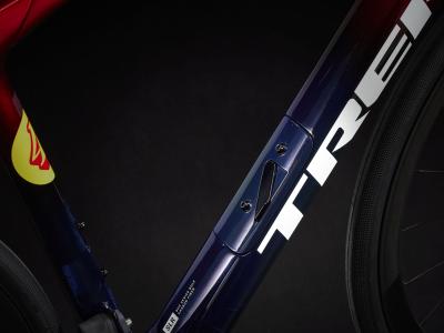 Trek Domane SLR 9 eTap 60 Metallic Red Smoke to Blue Sm Produktbild 3