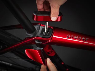 Trek Domane SLR 9 AXS 60 Metallic Red Smoke to Red Carb Produktbild 8