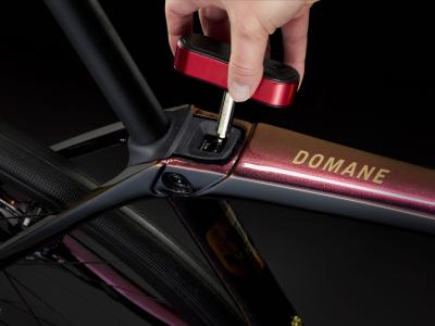 Trek Domane SLR 7 AXS 62 Axinite Flip/Trek Black Produktbild 8